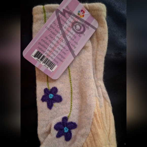 Sardine Clothing Co Cashmere Fingerless Gloves with Purple Flowers NWT - Picture 5 of 7